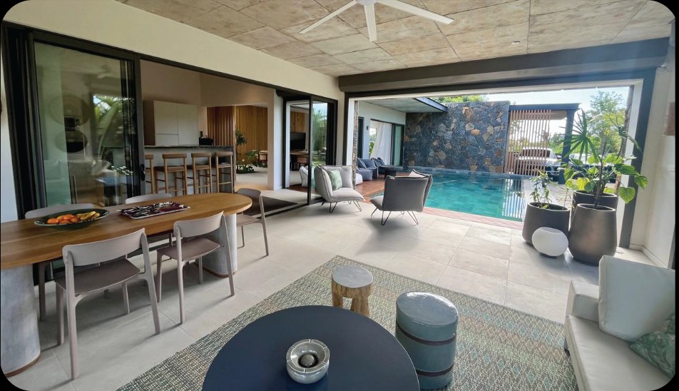 Pereybère Appartement — vue intérieure sur la piscine